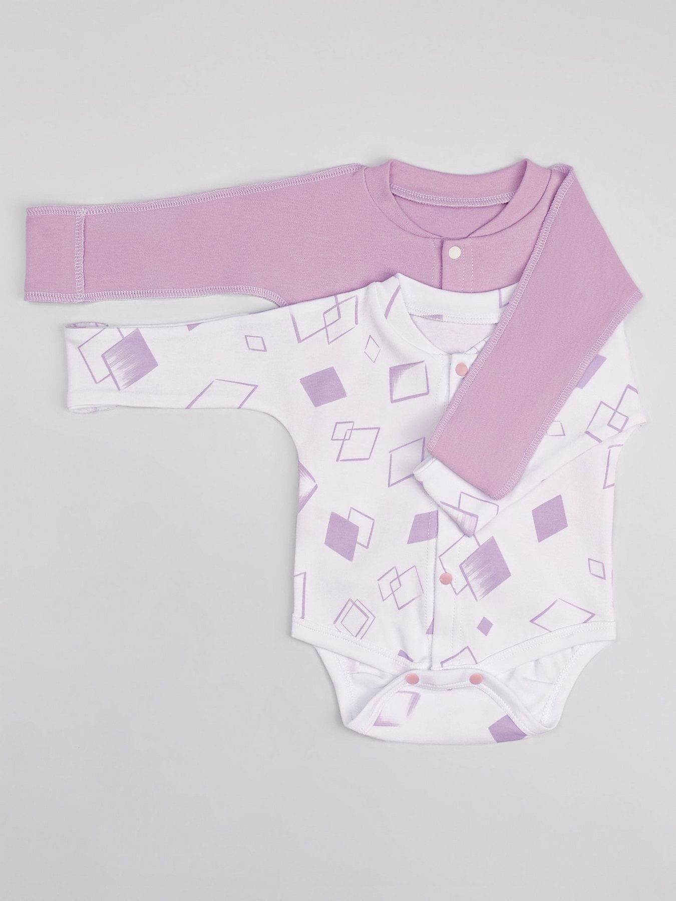 Комплект детской одежды, снятый на ровном фоне